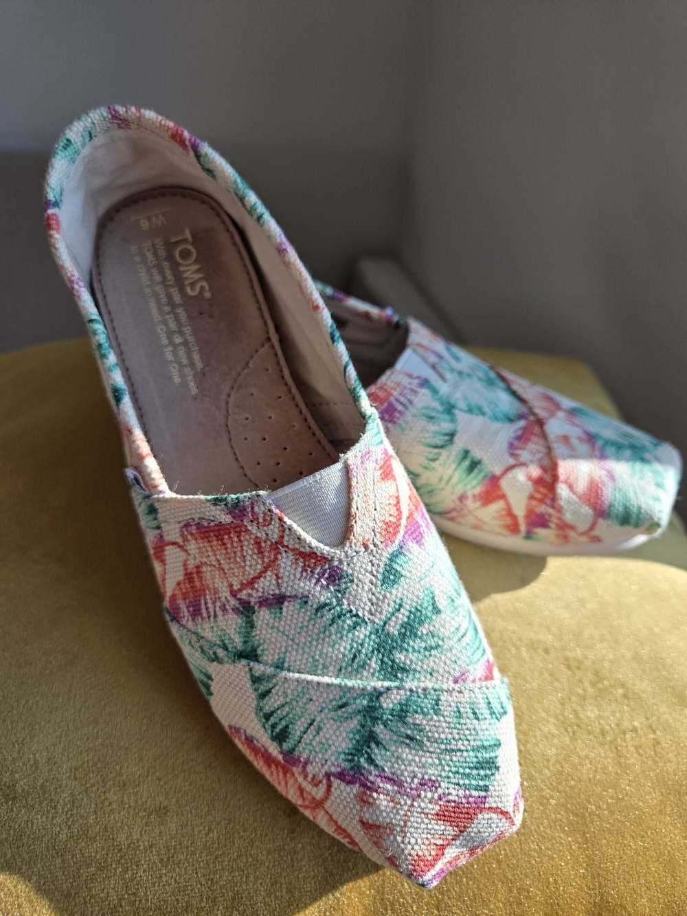 TOMS Floral Tropical Print Canvas Slip-On Flats Sz 6
